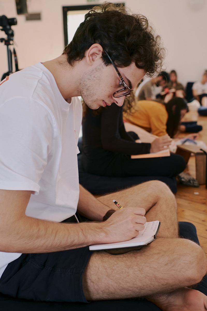 Jacopo Pagan mentre prende appunti durante un workshop